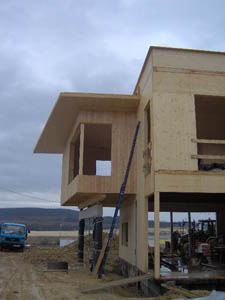 �p�tkez�s k�zben