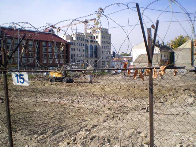 Az �p�tkez�s elkezd�d�tt...